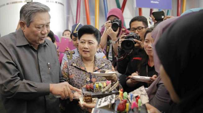 SBY tiba-tiba mendapat kejutan, kue ulang tahun ke-65 dari para jurnalis yang biasa bertugas di Istana, disela acara peresmian Rumah Sakit Ibu dan Anak di RSCM Jakarta, Selasa (9/9). [Rumgapres/Abror] 