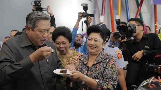 SBY tiba-tiba mendapat kejutan, kue ulang tahun ke-65 dari para jurnalis yang biasa bertugas di Istana, disela acara peresmian Rumah Sakit Ibu dan Anak di RSCM Jakarta, Selasa (9/9). [Rumgapres/Abror] 