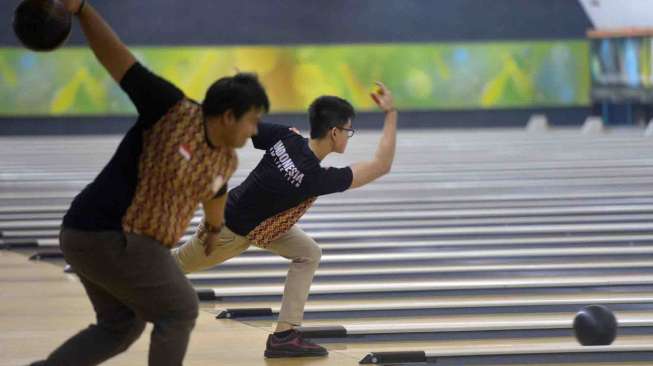 Atlet pelatnas bowling putra/putri berlatih di Ancol, Jakarta, Selasa (9/9). Indonesia menargetkan perolehan medali di cabang bowling pada Asian Games ke-17 di Encheon, Korea. [Antara/Saptono]