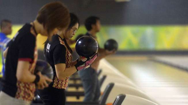 Atlet pelatnas bowling putra/putri berlatih di Ancol, Jakarta, Selasa (9/9). Indonesia menargetkan perolehan medali di cabang bowling pada Asian Games ke-17 di Encheon, Korea. [Antara/Saptono]