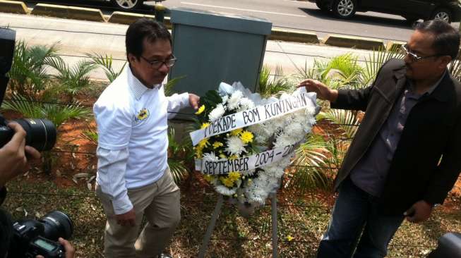 Satu Dekade Bom Kuningan, Keluarga Korban Bagikan Bunga