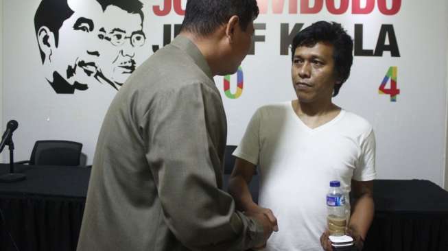 Adian Napitupulu (kanan) dan Kolonel Inf. Edmil N. perwakilan dari Paspampres saat konfrensi pers perihal pengusiran Adian, di Jalan Cemara No19 ,Menteng, Jakarta Pusat, Selasa (9/9). [suara.com/Rengga Satria]
