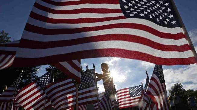 Warga Amerika Serikat  memperingati 13 tahun tragedi 11 September, di Winnetka, Illinois, Rabu (10/9). [Reuters/Jim Young] 