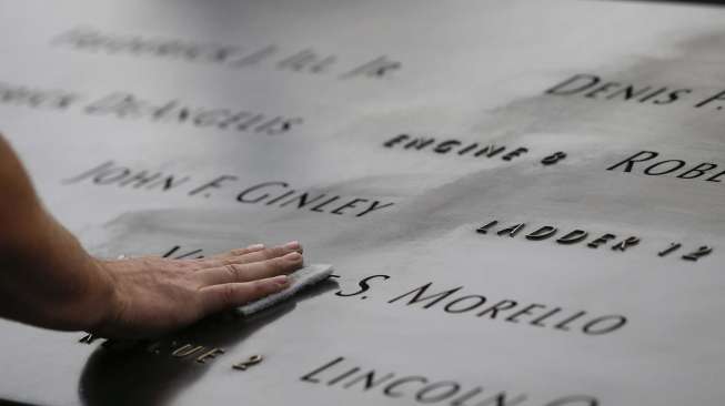 Warga Amerika Serikat  memperingati 13 tahun tragedi 11 September, di New York, Rabu (10/9). [Reuters/Shannon Stapleton] 