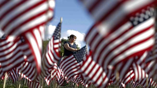 Warga Amerika Serikat  memperingati 13 tahun tragedi 11 September, di Winnetka, Illinois, Rabu (10/9). [Reuters/Jim Young] 