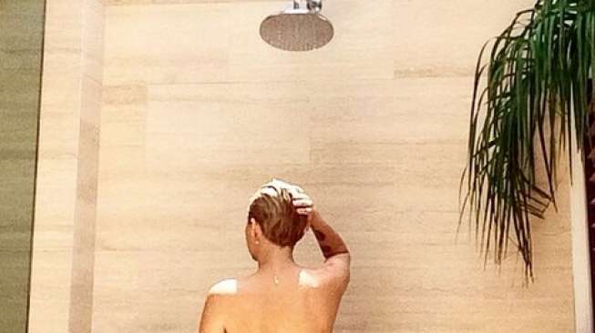 Sensasi Terbaru Miley Cyrus, Pasang Foto Telanjang saat Mandi