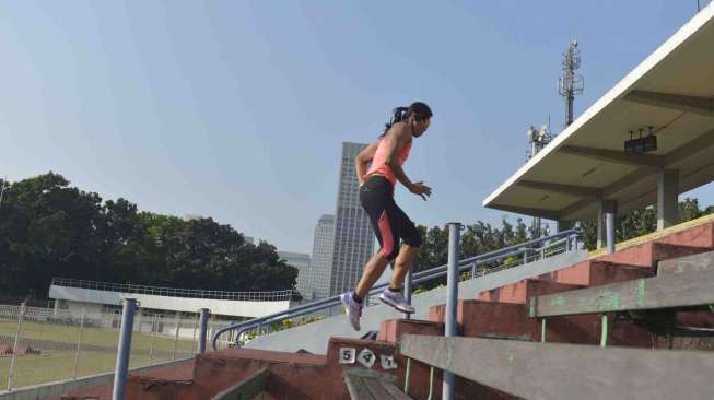 Altelt lari gawang putri pelatnas Asian Games 2014, Dedeh Erawati berlatih fisik naik turun anak tangga di Stadion Madya Senayan, Jakarta, Sabtu (13/9). [Antara/Saptono]