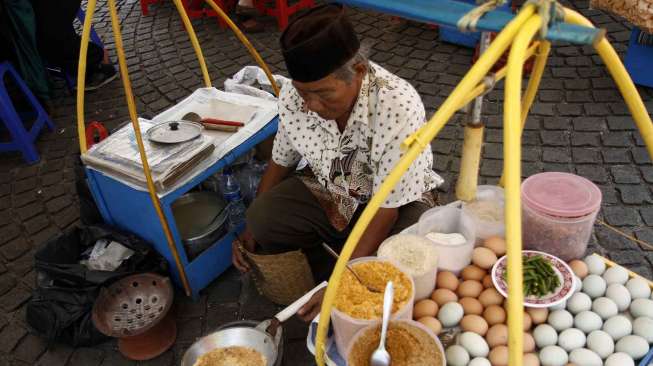 Dinas Pariwisata Dan Kebudayaan Provinsi DKI Jakarta menggelar kegiatan tahunan Festival Lebaran Betawi di pelataran Monumen Nasoional (Monas) Jakarta, Sabtu (13/9). [suara.com/Kurniawan Mas'ud]