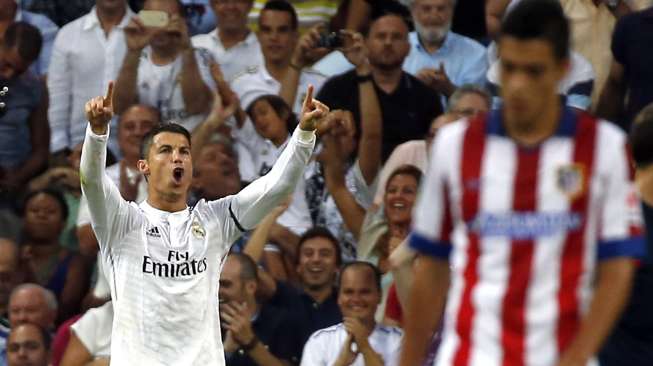 Bintang Real Madrid Cristiano Ronaldo (kiri) merayakan golnya ke gawang Atletico dari titik penalti.(REUTERS/Sergio Perez) 