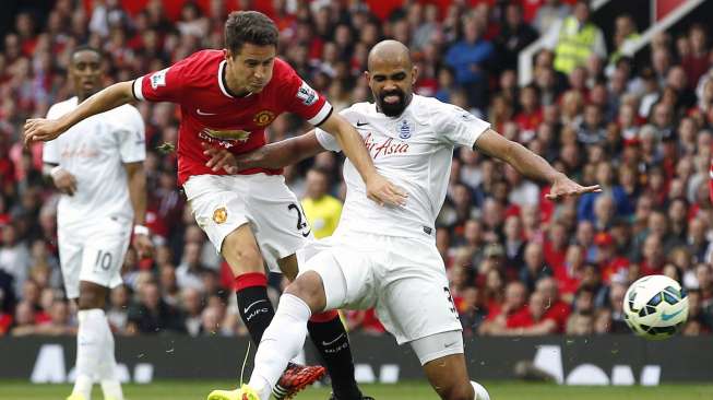 Pemain Queens Park Rangers mencoba menghentikan laju pemain MU Ander Herrera [Reuters/Andrew Yates]