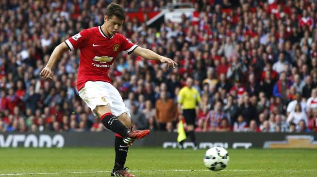 Punggawa MU Ander Herrera saat menjebol gawang QPR [Reuters/Andrew Yates]