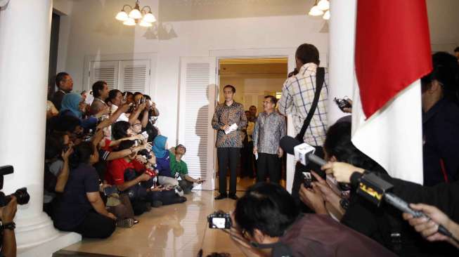 Presiden dan Wakil Presiden terpilih Joko Widodo-Jusuf Kalla secara resmi mengumumkan postur kabinet yang telah disusun di rumah transisi Jakarta, Senin (15/9). [suara.com/Kurniawan Mas'ud]