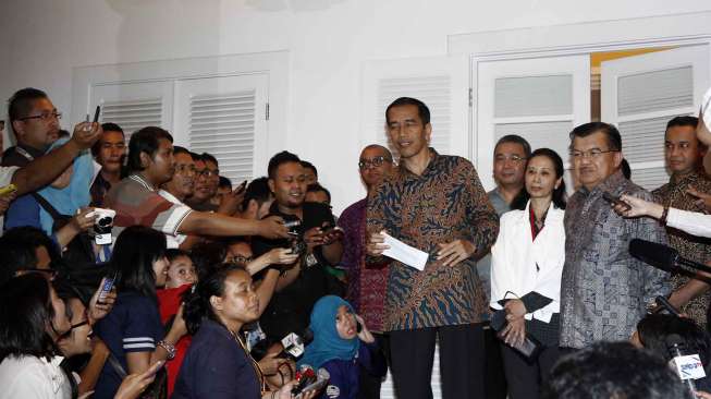 Presiden dan Wakil Presiden terpilih Joko Widodo-Jusuf Kalla secara resmi mengumumkan postur kabinet yang telah disusun di rumah transisi Jakarta, Senin (15/9). [suara.com/Kurniawan Mas'ud]