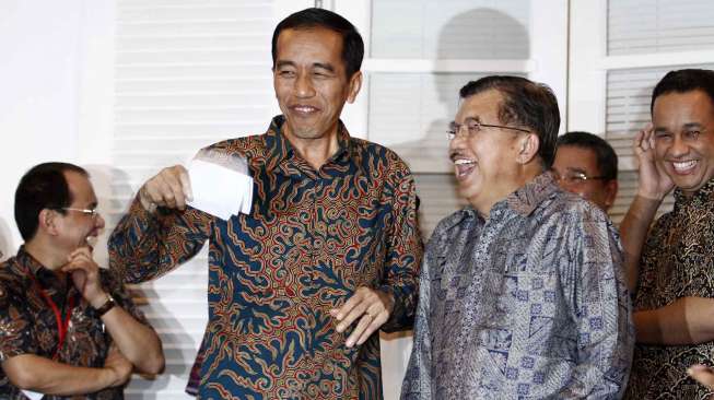 Presiden dan Wakil Presiden terpilih Joko Widodo-Jusuf Kalla secara resmi mengumumkan postur kabinet yang telah disusun di rumah transisi Jakarta, Senin (15/9). [suara.com/Kurniawan Mas'ud]