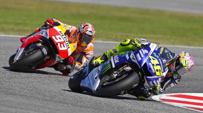 Valentino Rossi dibayangi Marc Marquez di MotoGP San Marino di Sirkuit Misano Adriatico, Italia, Minggu (14/9) [Reuters/Max Rossi]