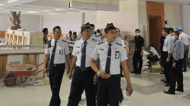 Sejumlah petugas bandara berkoordinasi menjelang dibukanya terminal keberangkatan domestik yang baru pada proyek revitalisasi di Bandara Internasional Ngurah Rai, Denpasar, Senin (15/9). [Antara/Nyoman Budhiana]