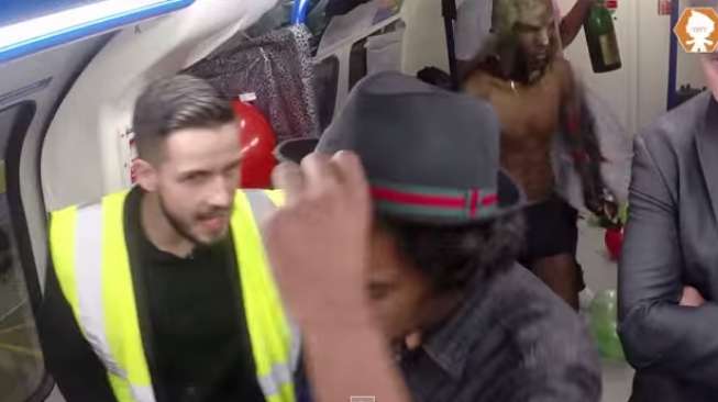 Video: Waduh, Kelompok Muda-mudi Ini Bikin Klub Malam di Kereta