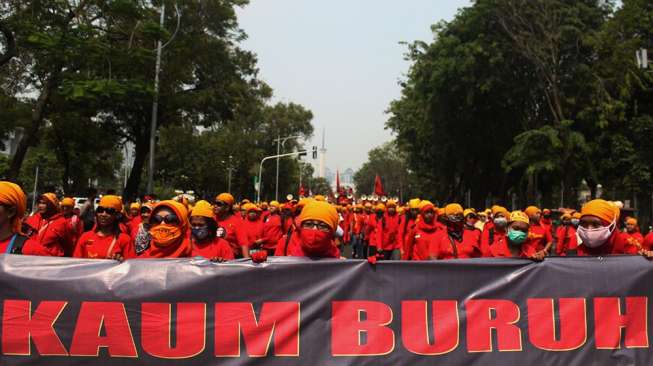 Ribuan buruh yang tergabung dalam Konfederasi Aliansi Serikat Buruh Indonesia (KASBI) geruduk Istana, di Jakarta, Senin (15/9). [suara.com/Rengga Satria]