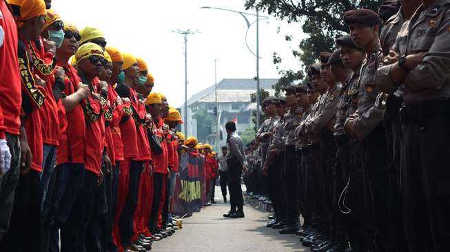 Ribuan buruh yang tergabung dalam Konfederasi Aliansi Serikat Buruh Indonesia (KASBI) geruduk Istana, di Jakarta, Senin (15/9).  [suara.com/Rengga Satria]