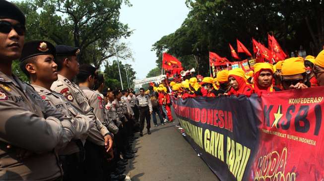 Ribuan buruh yang tergabung dalam Konfederasi Aliansi Serikat Buruh Indonesia (KASBI) geruduk Istana, di Jakarta, Senin (15/9). [suara.com/Rengga Satria]