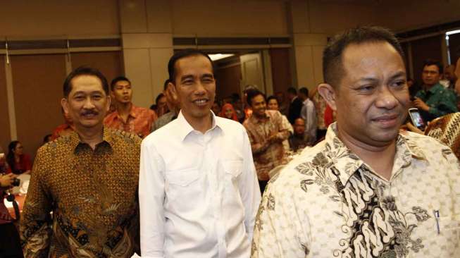 Presiden terpilih Joko Widodo menerima penghargaan sebagai Pembina BUMD dalam acara BUMD dan CEO Award 2014, di Graha CIMB, Jakarta, Selasa (16/9). [suara.com/Kurniawan Mas'ud]