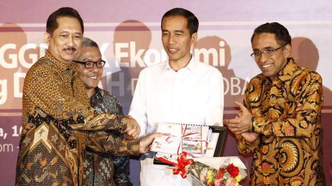 Presiden terpilih Joko Widodo menerima penghargaan sebagai Pembina BUMD dalam acara BUMD dan CEO Award 2014, di Graha CIMB, Jakarta, Selasa (16/9). [suara.com/Kurniawan Mas'ud]