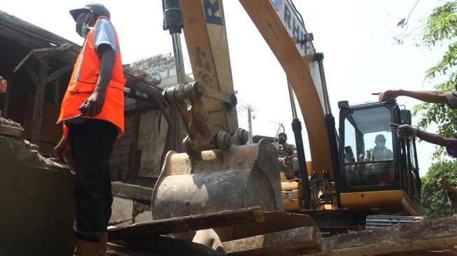 Sejumlah rumah warga di bantaran kali di wilayah inspeksi kali Grogol, Palmerah Utara, Jakarta Barat dibongkar, Senin (09/16). [suara.com/Rengga Satria]