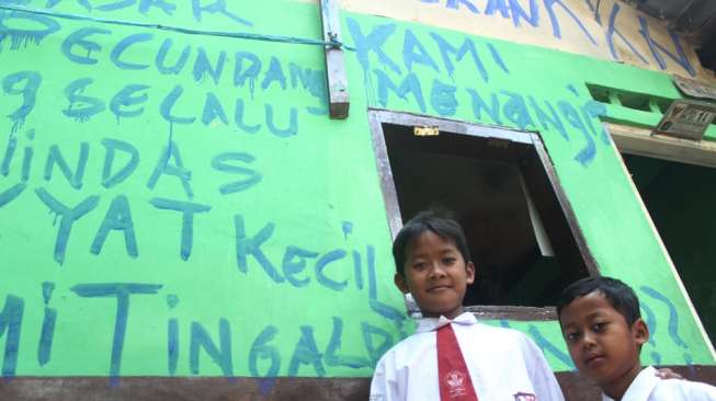 Sejumlah rumah warga di bantaran kali di wilayah inspeksi kali Grogol, Palmerah Utara, Jakarta Barat dibongkar, Senin (09/16). [suara.com/Rengga Satria]