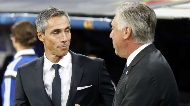 Pelatih Basel Paulo Sousa berbincang dengan Carlo Ancelotti sebelum pertandingan di mulai [Reuters/Sergio Perez]