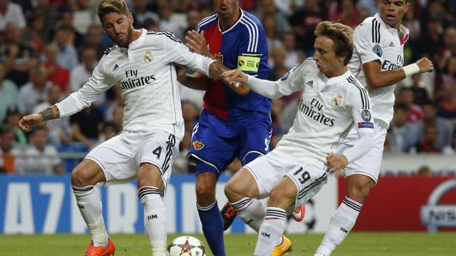 Pemain Basel Streller mencoba merebut bola dari pemain Madrid [Reuters/Sergio Perez]
