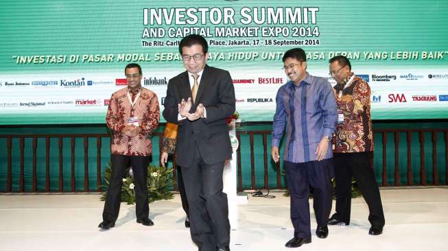 Ketua Dewan Komisioner Otoritas Jasa Keuangan (OJK) Muliaman Darmansyah Hadad di dampingi Direktur Utama BEI Ito Warsito resmi membuka acara \"Investor Summit and Capital Market Expo 2014\", di Jakarta, Rabu (17/9). [suara.com/Kurniawan Mas'ud]