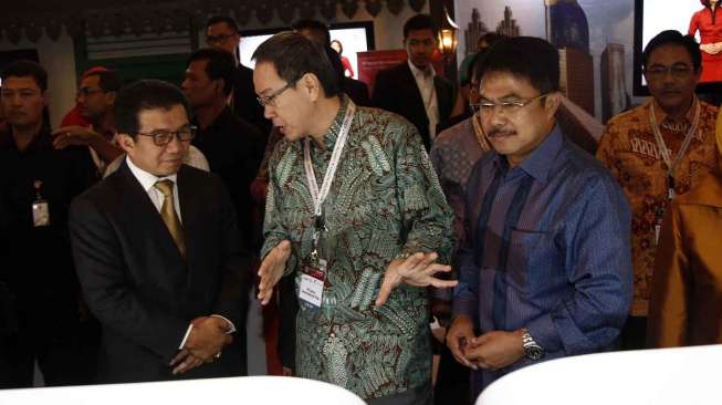 Ketua Dewan Komisioner Otoritas Jasa Keuangan (OJK) Muliaman Darmansyah Hadad di dampingi Direktur Utama BEI Ito Warsito resmi membuka acara \"Investor Summit and Capital Market Expo 2014\", di Jakarta, Rabu (17/9). [suara.com/Kurniawan Mas'ud]