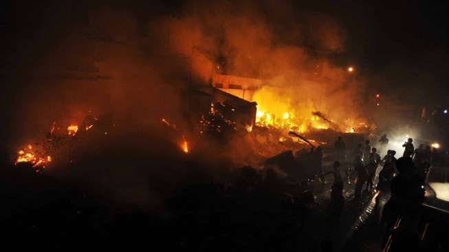 Kebakaran pasar Hartaco Makassar, Sulsel, Selasa (16/9) malam. Kebakaran tersebut menghanguskan ratusan kios dan rumah warga. [Antara/Yusran Uccang]