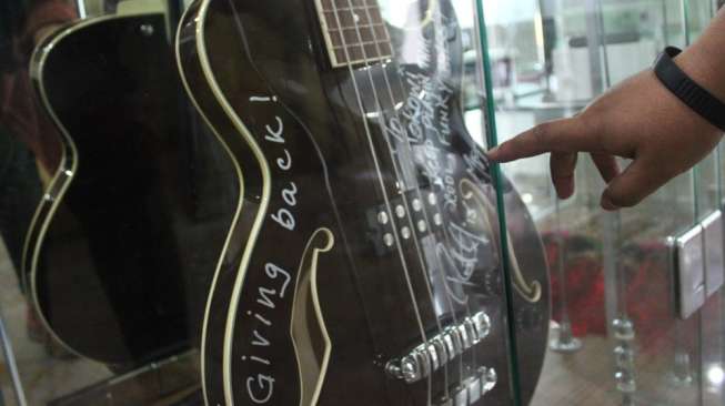 Gitar bass milik Presiden terpilih, Joko Widodo, di dalam lemari kaca di gedung KPK, Jakarta, Rabu (17/9). Bass ini bermerek Ibanez tipe Artcore AGB 140 hasil pemberian bassis grup band rock Metallica, Robert Trujillo. [suara.com/Rengga Satria]