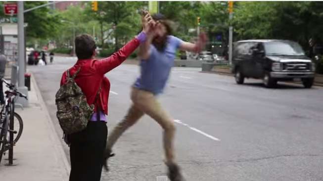 Video: Ini Dia Orang Paling Bahagia di New York, Semua Orang Diajaknya Tos
