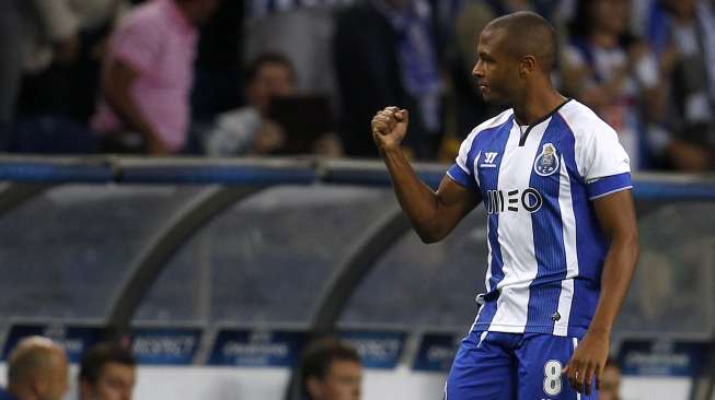 Pemain Porto Yasine Brahimi merayakan gol ke gawang BATE Borisov di Dragao Stadium, Kamis (18/9). [Reuters/Rafael Marchante]