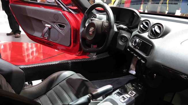 Peluncuran Alfa Romeo 4C di Indonesia Internasional Motor Show (IIMS) 2014 di JIExpo, Kemayoran, Jakarta, Kamis (18/9). [suara.com/Bernard Chaniago]