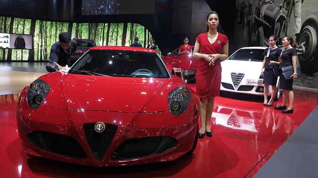 Peluncuran Alfa Romeo 4C di Indonesia Internasional Motor Show (IIMS) 2014 di JIExpo, Kemayoran, Jakarta, Kamis (18/9). [suara.com/Bernard Chaniago]