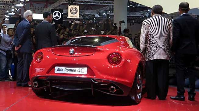 Peluncuran Alfa Romeo 4C di Indonesia Internasional Motor Show (IIMS) 2014 di JIExpo, Kemayoran, Jakarta, Kamis (18/9). [suara.com/Bernard Chaniago]