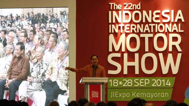 Menteri Perdagangan Muhammad Lutfi secara resmi membuka event Indonesia Internasional Motor Show 2014 di JIEXPO Kemayoran Jakarta, Kamis (18/9). [suara.com/Kurniawan Mas'ud]