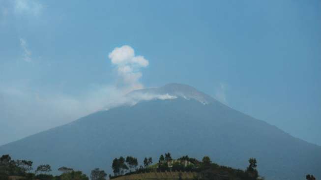 Aktivitas Gunung Slamet Berupa Letusan dan Embusan