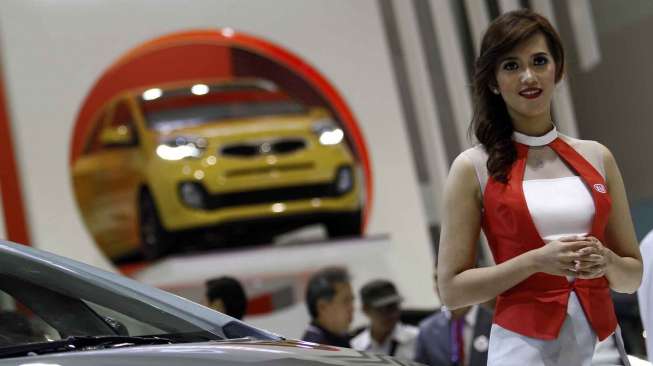 Wanita-wanita cantik berpose disamping mobil-mobil keren dan mewah yang dipamerkan di ajang Indonesia Internasional Motor Show (IIMS) 2014 di JIExpo Kemayoran, Jakarta, Jumat (19/9). [suara.com/Kurniawan Mas'ud]