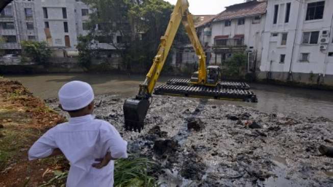 Pengerukan Sungai di Jakarta Terkendala Bangunan Liar