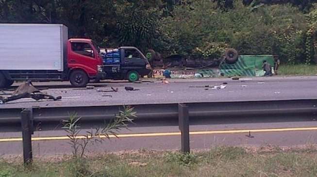 Tabrakan Beruntun di Tol Jagorawi KM 26, Puluhan Penumpang Bus Terjebak