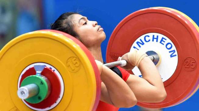 Atlet angkat besi putri Indonesia Sri Wahyuni Agustiani melakukan clean&Jerk pada angkat besi 48 kg Asian Games 2014 di Moonlight Garden Venue, Inchoen, Korsel, Sabtu (20/9). Sri Wahyuni meraih medali perak dengan total angkatan 187 kg. [Antara/Saptono]