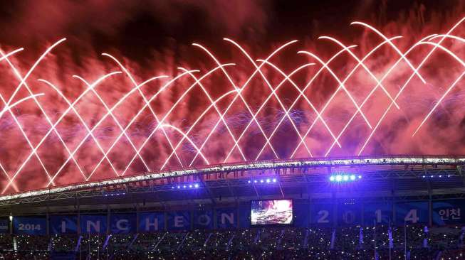 Pembukaan Asian Games 2014 di Inchoen Asiad Main Stadium, Korsel, Jumat (19/9). Asian Games ke-17 yang diikuti 45 negara itu mengusung persatuan dan persaudaraan negara-negara Asia. [Reuters/Tim Wimborne]