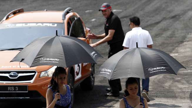 Penerima The Guiness World Record Russ Swift memukau para pengunjung dalam \"Russ Swift Stunt Show\" di IIMS 2014, JIEXpo Kemayoran Jakarta, Sabtu (20/9). [suara.com/Kurniawan Mas'ud]