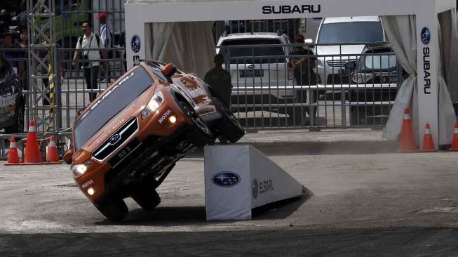 Penerima The Guiness World Record Russ Swift memukau para pengunjung dalam \"Russ Swift Stunt Show\" di IIMS 2014, JIEXpo Kemayoran Jakarta, Sabtu (20/9). [suara.com/Kurniawan Mas'ud]