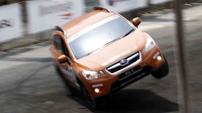 Penerima The Guiness World Record Russ Swift memukau para pengunjung dalam \"Russ Swift Stunt Show\" di IIMS 2014, JIEXpo Kemayoran Jakarta, Sabtu (20/9). [suara.com/Kurniawan Mas'ud]