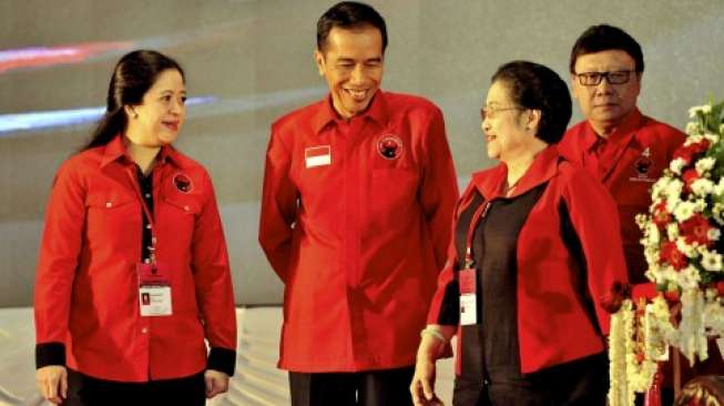 Ketua Umum PDI Perjuangan Megawati Soekarnoputri bersama Presiden Joko Widodo, dan Puan Maharani, Antara/R Rekotomo)